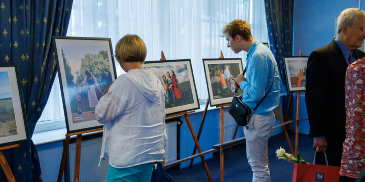В Брюсселе открылась выставка Международного фотоконкурса «Мама и дети в национальных костюмах».