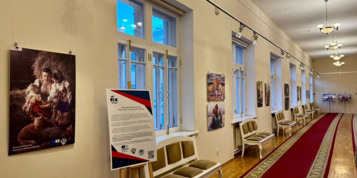 Выставка «Мама и дети в национальных костюмах» пройдет в галерее Государственная академическая капелла Санкт-Петербурга с  4 по 18 декабря